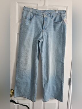 Womens Light Wash Straight Leg Jeans